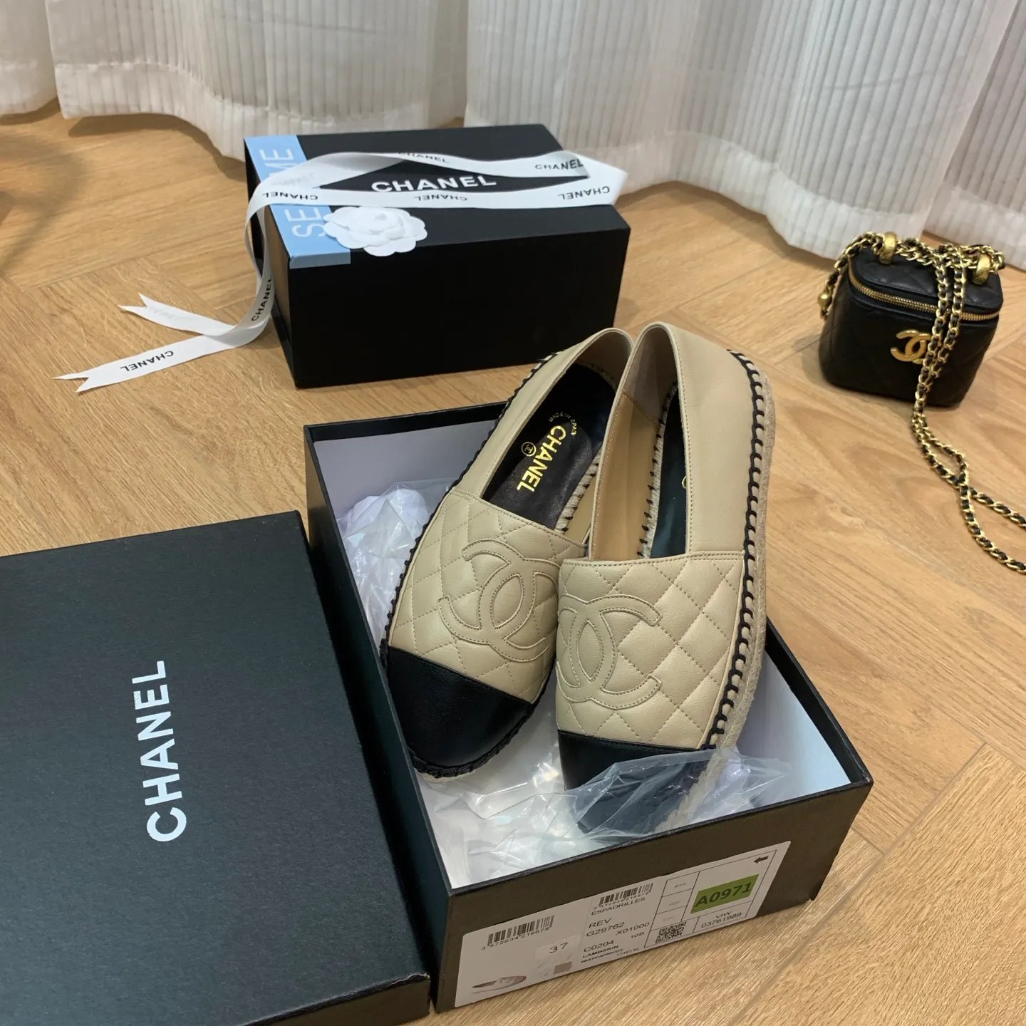 👟👟Ex-factory price 480👟👟 👑New colors are coming ✌️The new version of Chanel fisherman shoes is coming❗️Delivered in a complete set of top-notch packaging. The quality of my fisherman shoes has not been introduced much, everyone who has tried it knows it! The original customized upper, and my outsole is the original translucent outsole, the opaque outsole is the wrong version, full set of authentic packaging ❗️ size: 35-40, running price